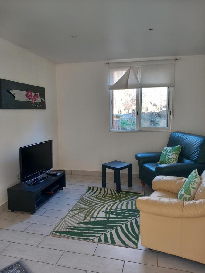 Petit Chalet En Bois Reynes Екстер'єр фото