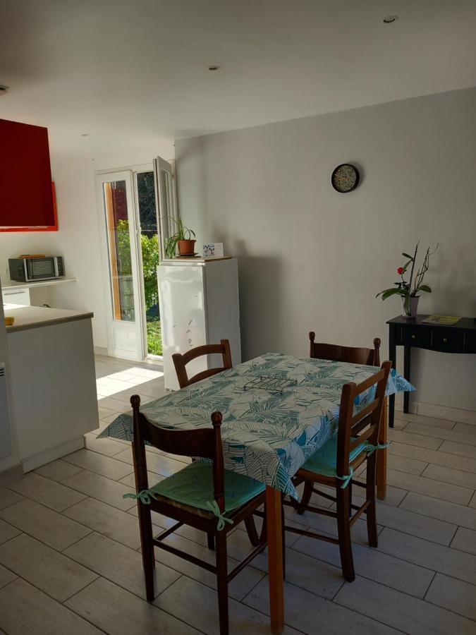 Petit Chalet En Bois Reynes Екстер'єр фото