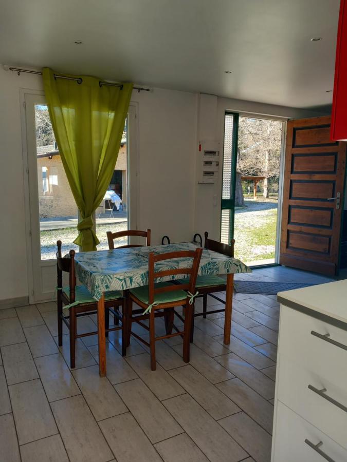 Petit Chalet En Bois Reynes Екстер'єр фото